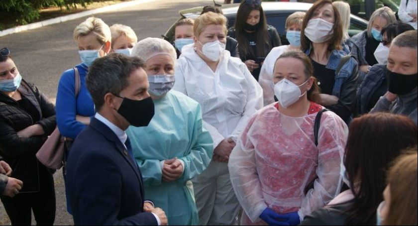 DPS w Kaliszu - manifestacja  pracowników. Posłanka lewicy interweniuje u władz miasta 