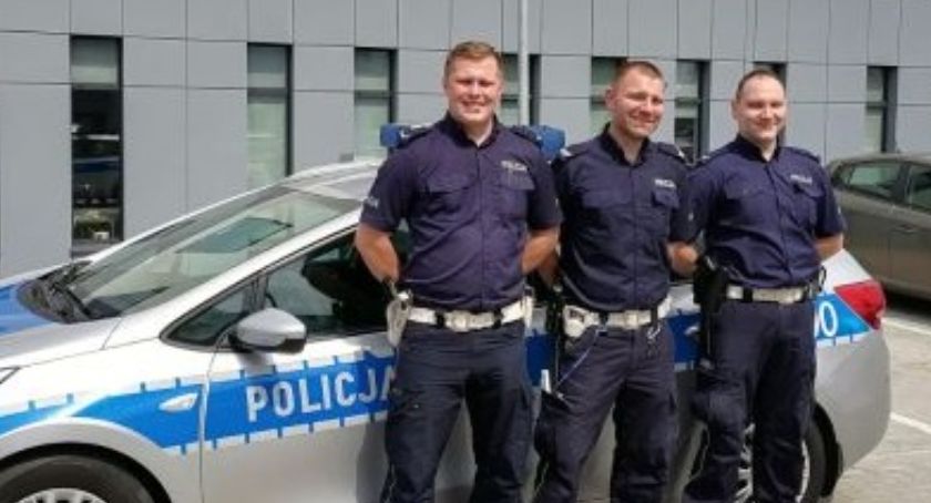 Policjanci eskortowali mężczyznę, który uległ nieszczęśliwemu wypadkowi
