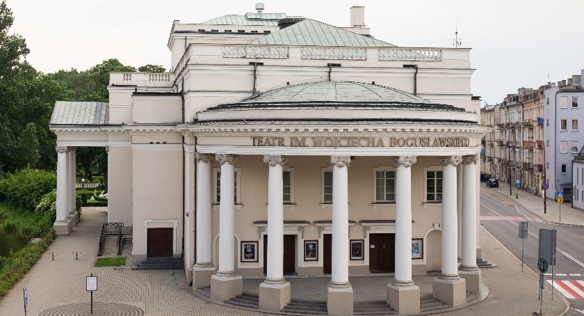 Aktorzy teatru wracają na scenę