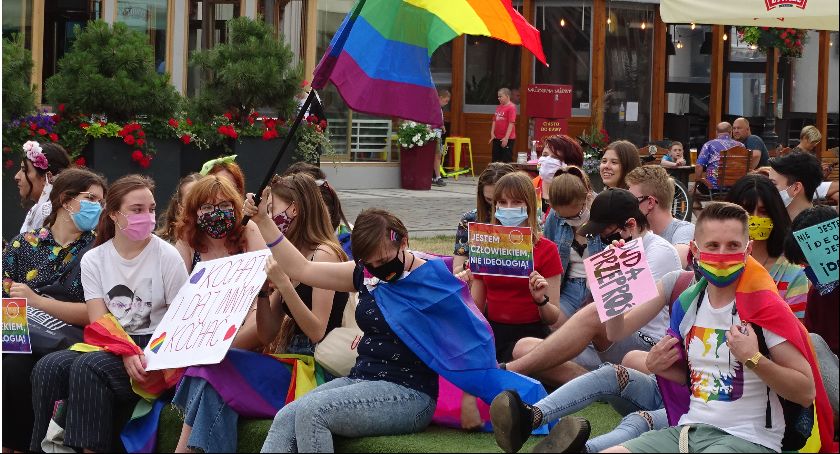  Jesteśmy ludźmi nie ideologią-manifestacja pod kaliskim ratuszem 
