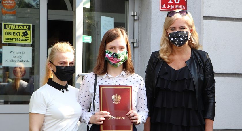 Uczniowie pożegnali szkołę