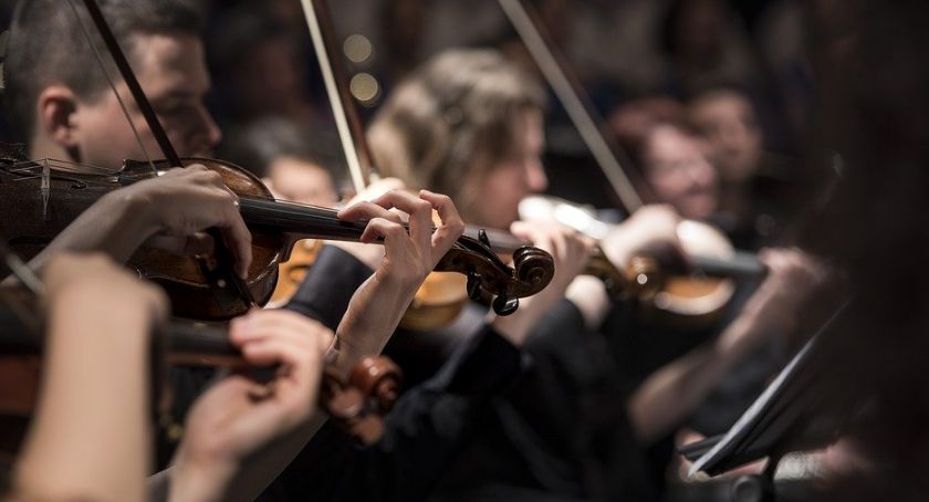 Filharmonicy zagrają w parkach i on-line