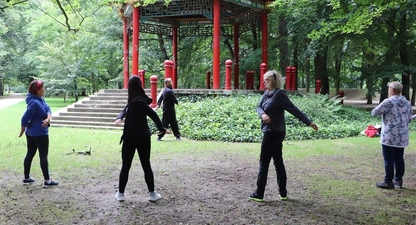 Seniorzy trenują tai chi w Parku Miejskim