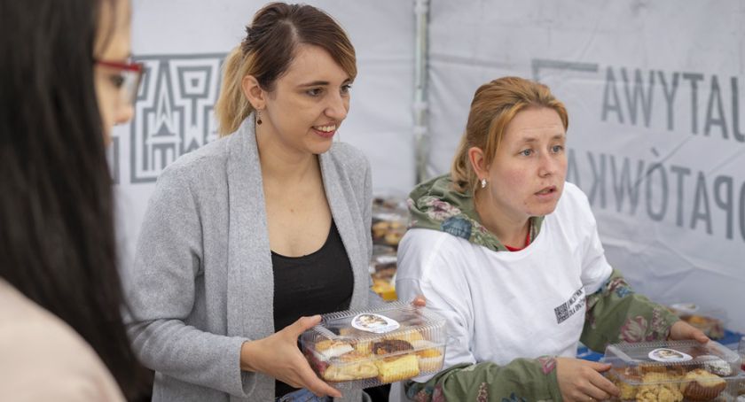 Przez żołądek do pomocy. Kiermasz ciast na rzecz Sandry