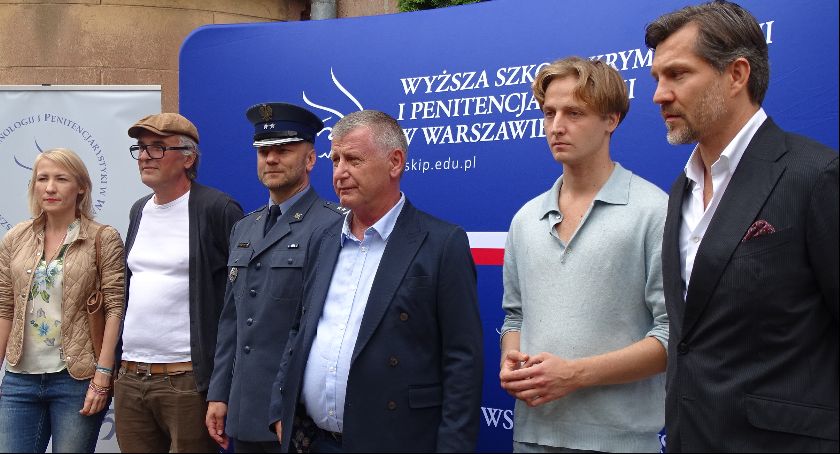 Reżyser Denis Delic i plejada znanych aktorów na planie filmowym w budynku byłego kaliskiego więzienia