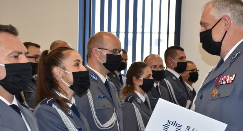 Nagrodzono 12 policjantów i awansowano blisko 130 funkcjonariuszy - ZDJĘCIA