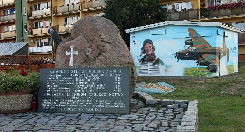 Mural pamięci poległych lotników powstał przy wjeździe do Nowych Skalmierzyc