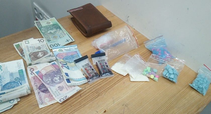 20-latek z ekstazą i amfetaminą na plaży nad zalewem Murowaniec