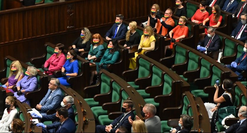 Sejm głosami 386 posłów przyjął projekt podwyżki dla polityków. Im się to po prostu należało??? 