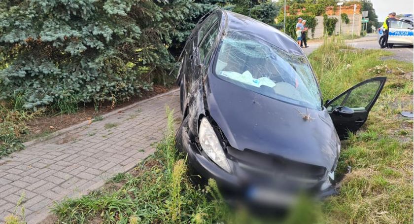 W  Skarszewie auto wpadło do rowu i dachowało 