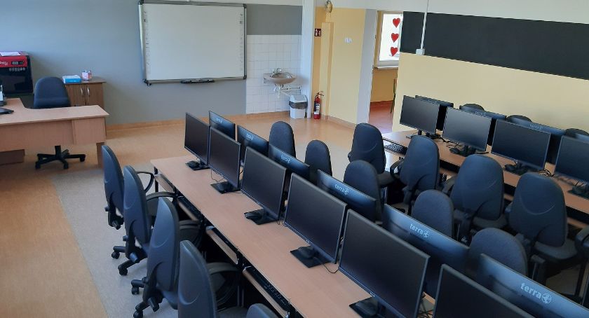Osiemnastka z nowoczesną pracownią informatyczną