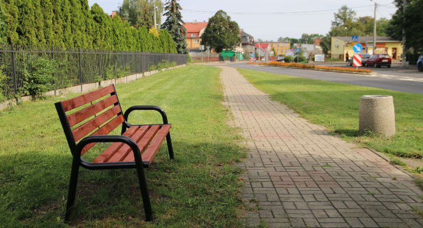 „Ławki dla seniora” mnożą się w całej gminie