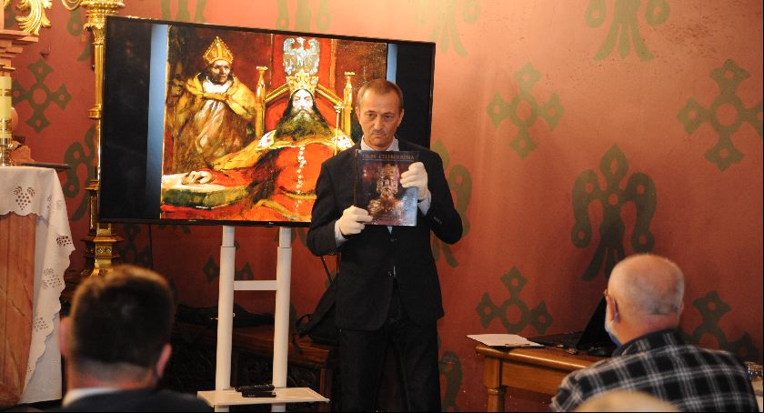Akademia Kaliska ma własne godło i sztandar 