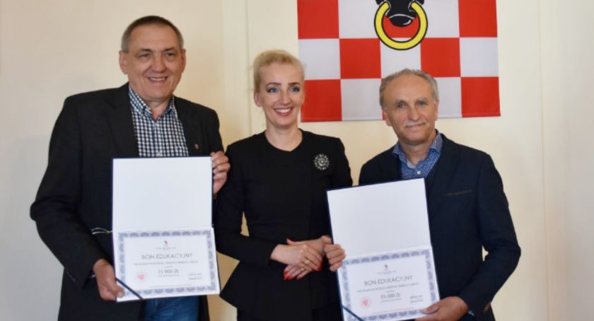 30 000 zł na stypendia dla uczniów szkół powiatowych ufundowane przez WSHiU w Poznaniu