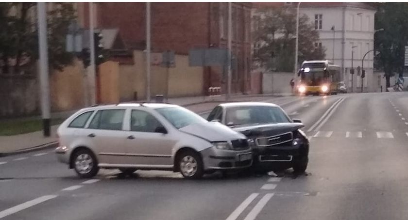Kolizja na Harcerskiej. Nie zauważył czerwonego światła