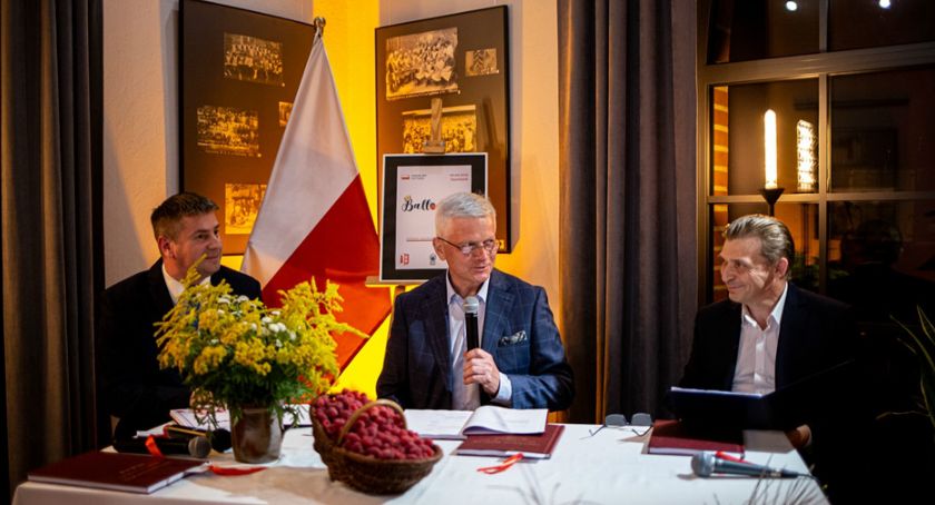 Czytali parlamentarzyści, starosta i burmistrz. „Balladyna” w Opatówku - ZDJĘCIA