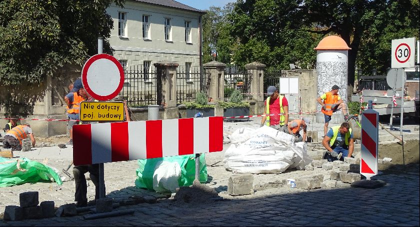 Trwa przebudowa ulicy Zamkowej. Ile miejsc postojowych zostanie zachowanych?   