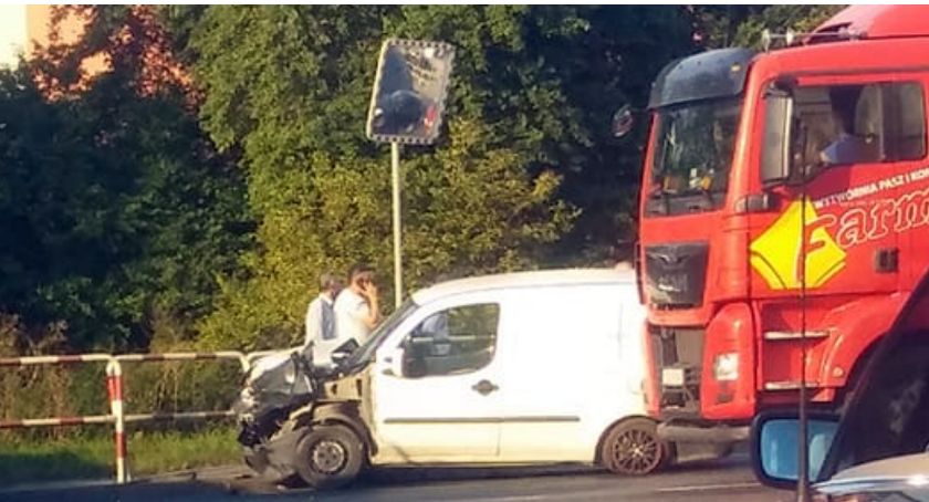 Jeden uderzył w tira, a drugi w barierki. Obaj uciekli z miejsca zdarzenia.
