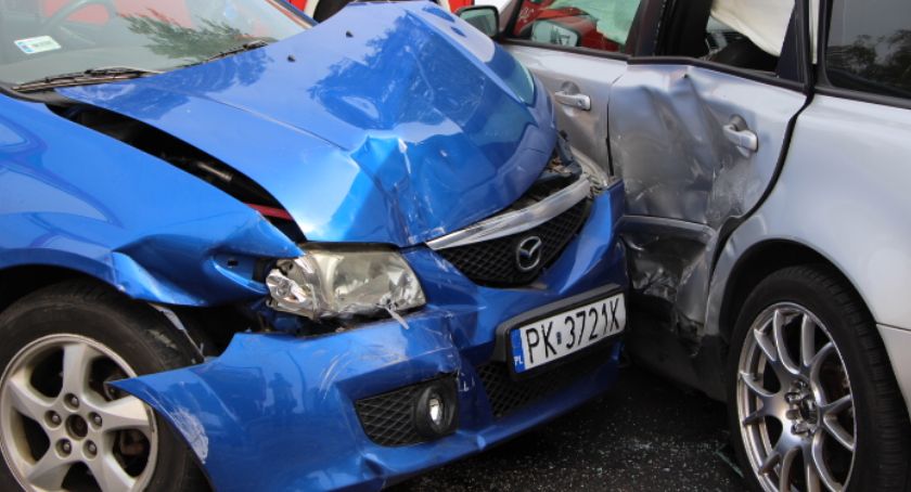 Obaj  wjechali na skrzyżowanie na zielonym świetle a jednak się zderzyli