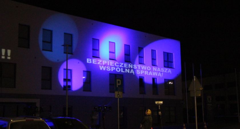 Świetlna iluminacja na budynku komendy kaliskiej policji