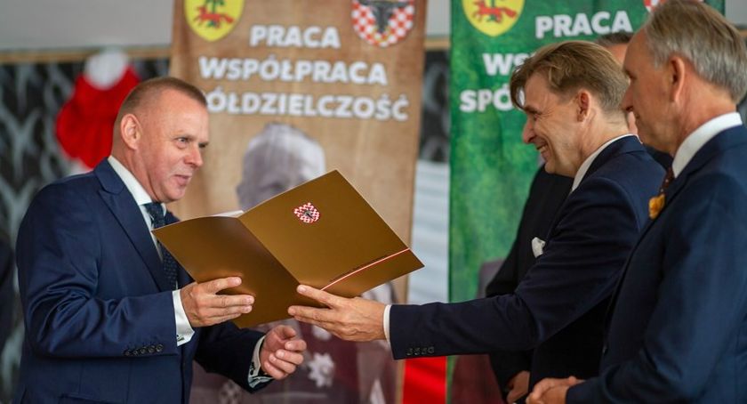 Radni Powiatu Kaliskiego uczcili pamięć księdza prałata Wacława Blizińskiego