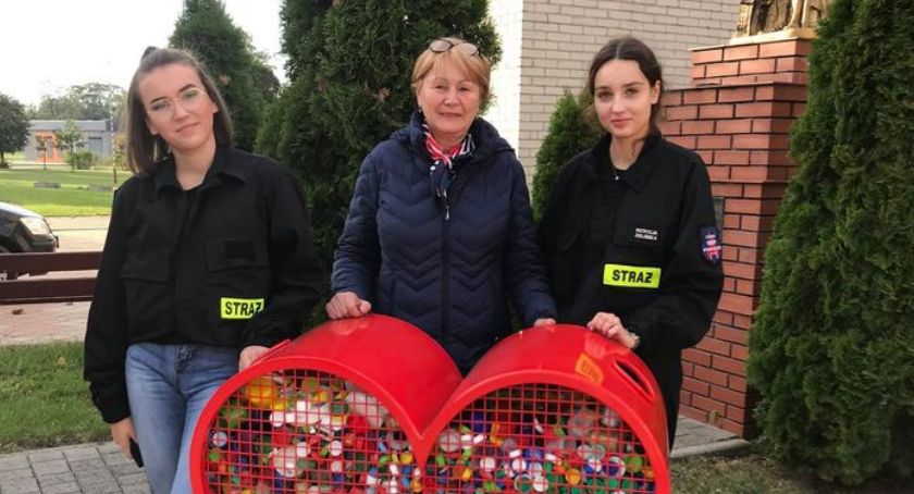 Tysiące nakrętek dla Sandry – trafiony pomysł strażaków OSP Stawiszyn