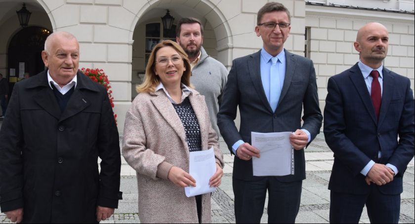Nadzwyczajna sesja Rady Miasta Kalisza. Głosowanie w sprawie przekazania z budżetu 9,4 mln zł na śmieci. Co zrobi opozycja? 