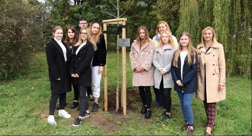 Park Przyjaźni w Kaliszu zyskał nowe drzewko  