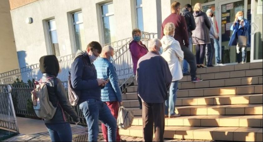 Koronawirus w natarciu a grypa szykuje się do ataku. Przed kaliskimi przychodniami rosną kolejki  