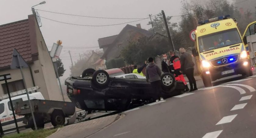 Wypadek w Stawiszynie – dachowanie na środku drogi 
