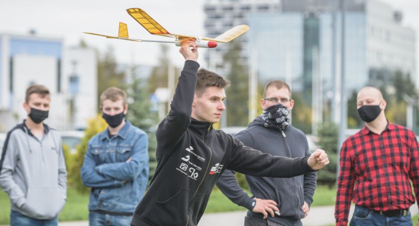 Młodzież z Kalisza rywalizuje w zawodach latających modeli samolotów
