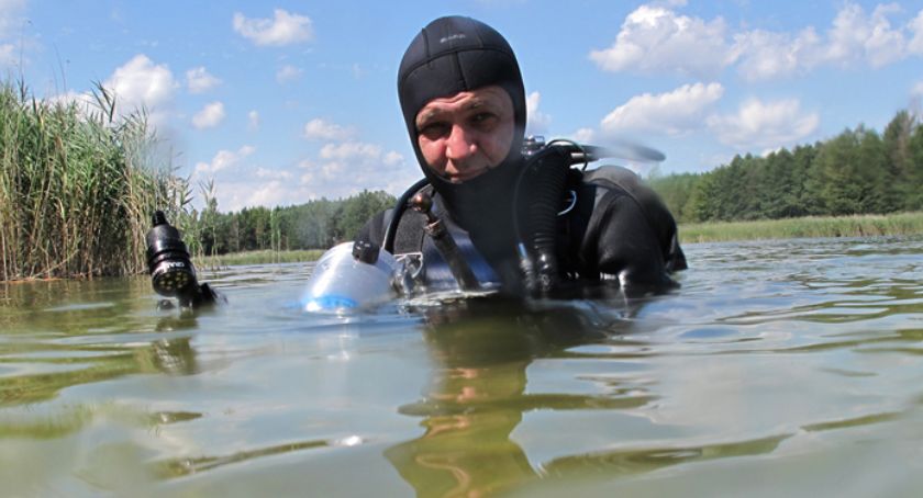 Kaliszanin, który wydobył z głębin zatopione canoe