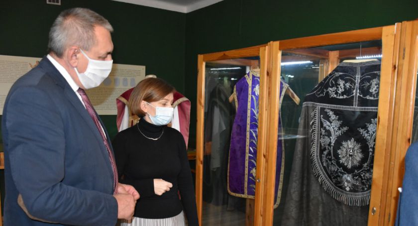 Wystawa darów papieskich w nowej odsłonie w Muzeum Historii Przemysłu w Opatówku