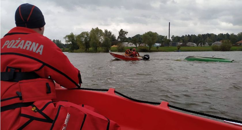 Wywrócona łódź na zalewie Szałe