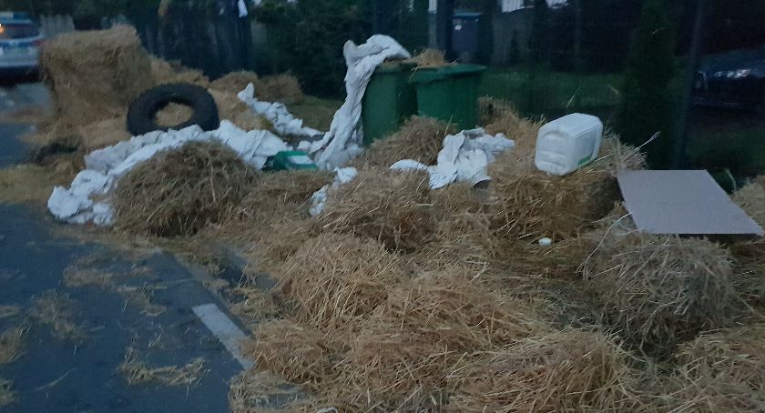 Słoma i śmieci przed domami posłów. Rolnicy protestują przeciwko „piątce dla zwierząt”. ZDJĘCIA