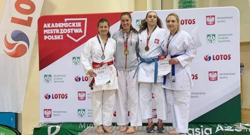 Iza na podium, trener w zarządzie