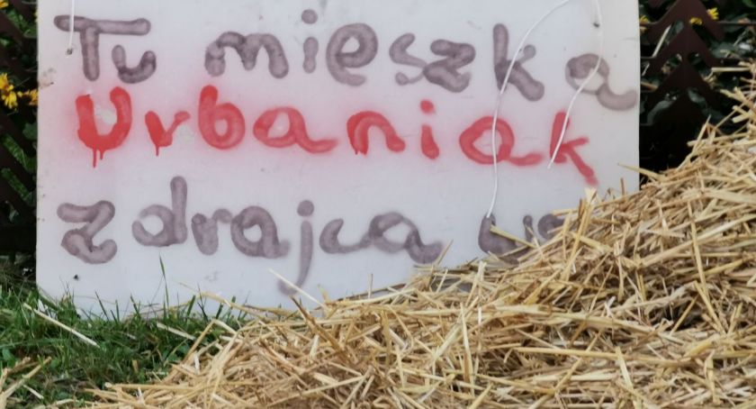 Rolniczy protest przed domem posła Urbaniaka
