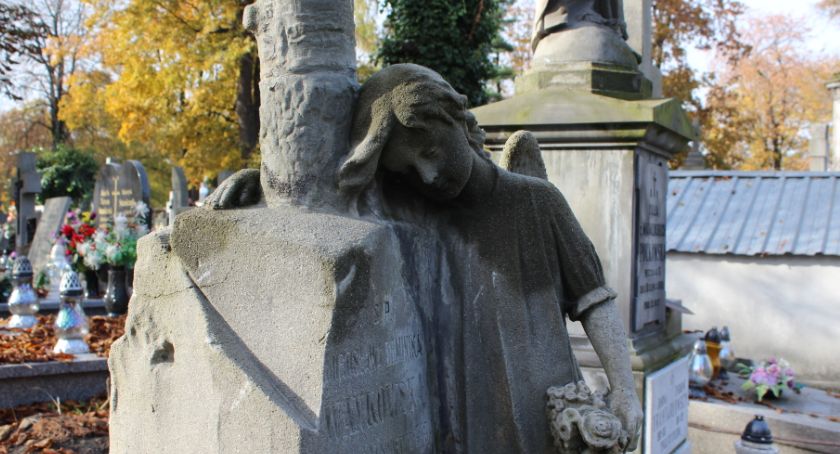 Nie będzie Święta Zmarłych. Rząd zamyka cmentarze.