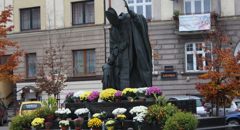 Chryzantemy ozdobiły kaliskie miejsca pamięci