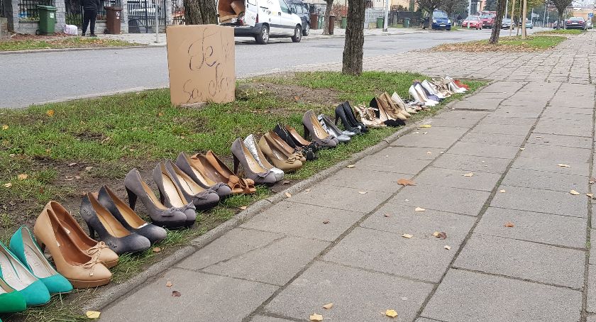 Nowe buty do wzięcia za darmo z ulicy