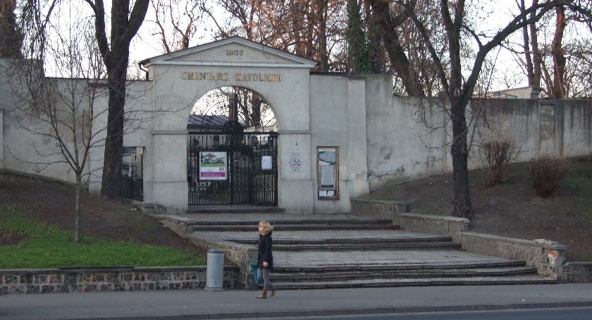 Będą nowe schody do cmentarza katolickiego przy Rogatce
