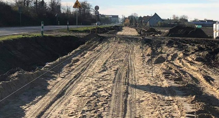 Skradziono obrzeża betonowe z budowy ścieżki pieszo-rowerowej