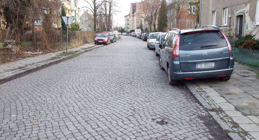 Przedłuża się przebudowa ul. Hożej, mieszkańcy złorzeczą
