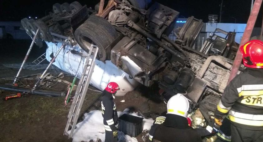 Cysterna w rowie, kierowca zakleszczony w kabinie