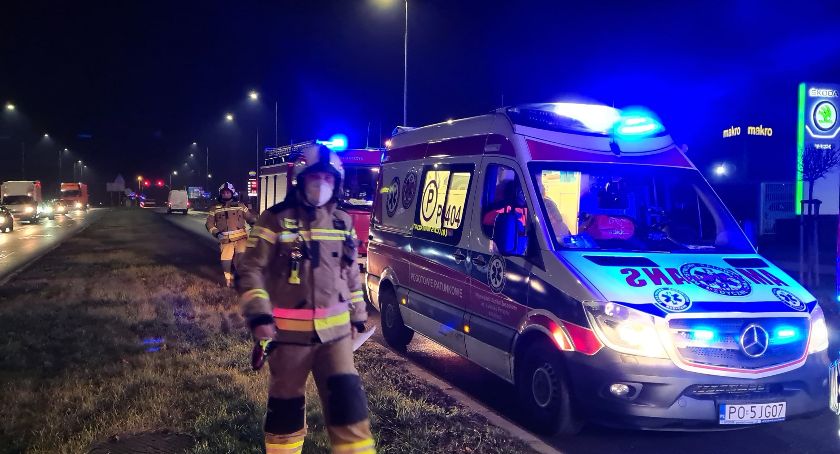 Zderzenie trzech aut, dwie osoby trafiły do szpitala