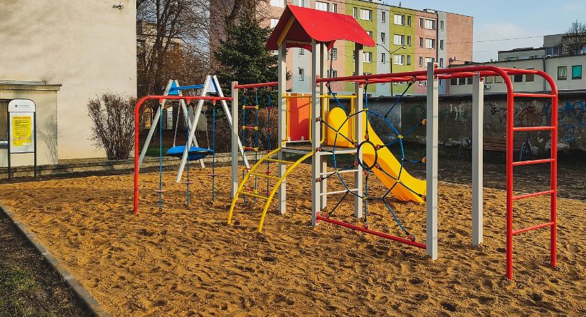 Czwórka z nowym placem zabaw. Zadanie zostało zrealizowane w ramach Budżetu Obywatelskiego