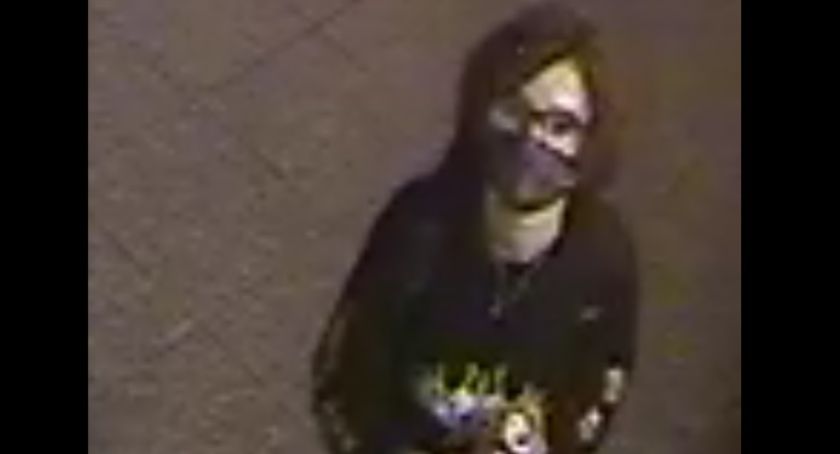 Policja szuka sprawczyń uszkodzenia budynku poczty