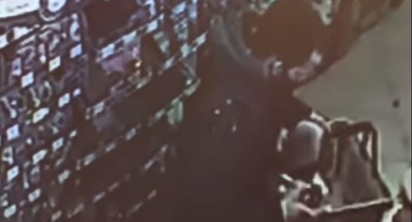 Kamera rejestruje  sklepowego złodziejaszka, który potem używa przemocy  