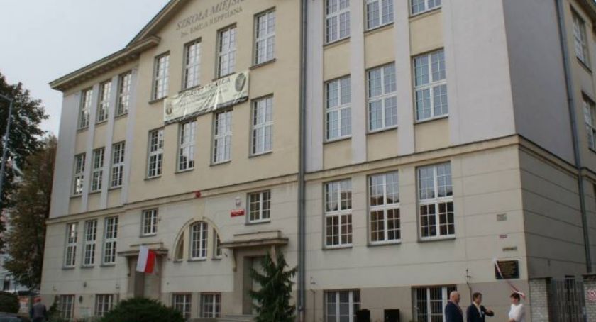 18 stycznia (poniedziałek) uczniowie klas I – III szkół podstawowych wracają do szkół