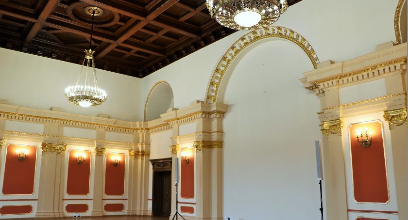 Zdjęcia z wyremontowanej sali recepcyjnej ratusza